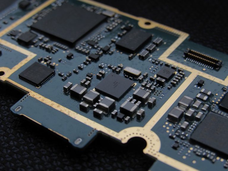 Neural Quantum Arrays: Brain-Like Processing Networks